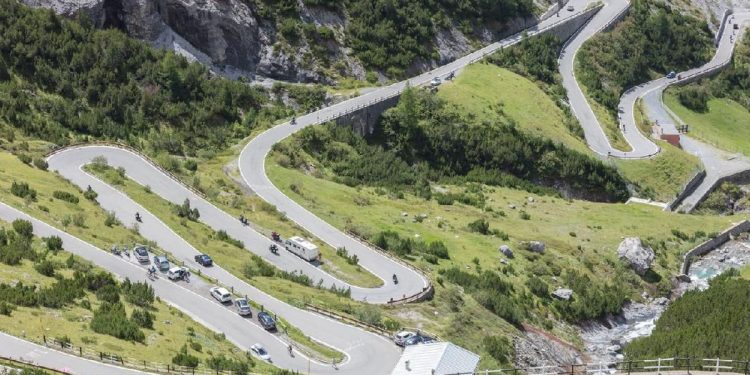 Stelvio Pass, Jalan Mahakarya Menaklukkan 48 Tikungan Tajam dan Menantang