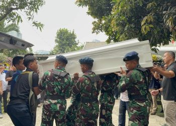 Karangan Bunga di Rumah Duka Marsma Fajar oleh Panglima TNI dan KSAU