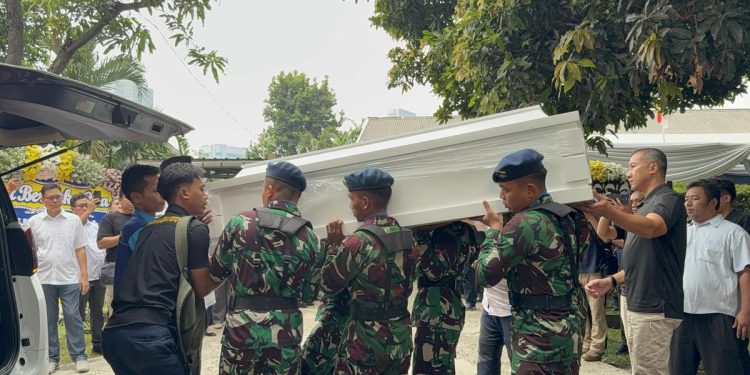 Karangan Bunga di Rumah Duka Marsma Fajar oleh Panglima TNI dan KSAU