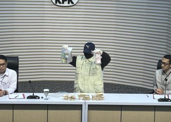 Kasus Suap Inhutani V: Penampakan Gepokan Dollar Singapura Senilai Rp2,3 M Disita KPK