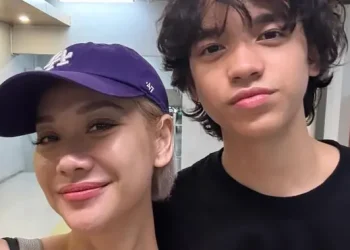 6 Potret Noah Sinclair Putra BCL Beranjak Dewasa Pimpin Upacara dan Temani Ibu Geladi Resik