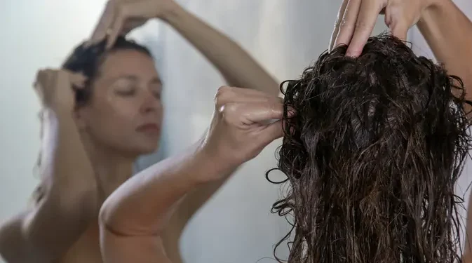 Kulit Kepala Gatal Meski Tidak Ganti Produk Perawatan Rambut, Apa Penyebabnya?