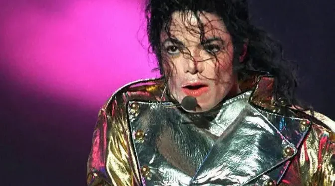 Kaus Kaki Kotor Terjual Rp118 Juta Dipakai Saat Konser Tur Dunia 1997