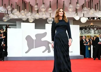 Gaun Biru Julia Roberts di Karpet Merah Festival Film Internasional Venice 2025 Kreasi Versace