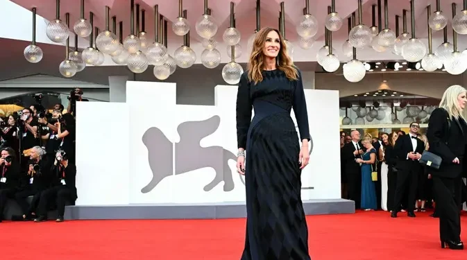 Gaun Biru Julia Roberts di Karpet Merah Festival Film Internasional Venice 2025 Kreasi Versace