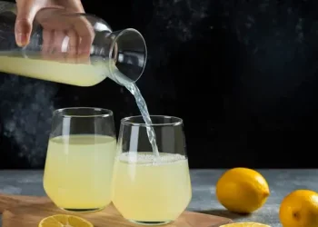 Teh Hijau atau Air Lemon, Mana yang Lebih Bermanfaat untuk Kecantikan Kulit?