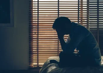 7 Fakta Mengerikan Kebiasaan Scroll Sosmed Terlalu Lama yang Bisa Bikin Depresi