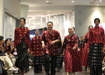 Rok Batik High Waist Populer di Kalangan Selebritas oleh Wilsen Willim