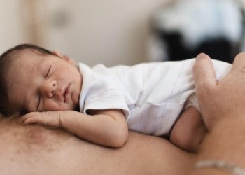 Bayi Baru Lahir Ditengkurapkan Manfaat bagi Motorik Kasar Menurut Dokter Mesty