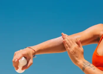 7 Kebiasaan Mengabaikan Sunscreen yang Memicu Penuaan Dini dan Kanker Kulit