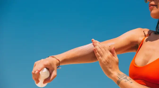 7 Kebiasaan Mengabaikan Sunscreen yang Memicu Penuaan Dini dan Kanker Kulit