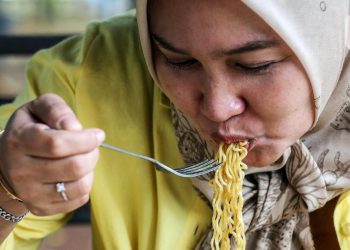 Kebiasaan Makan Mie dengan Nasi Nikmat tetapi Memiliki Risiko
