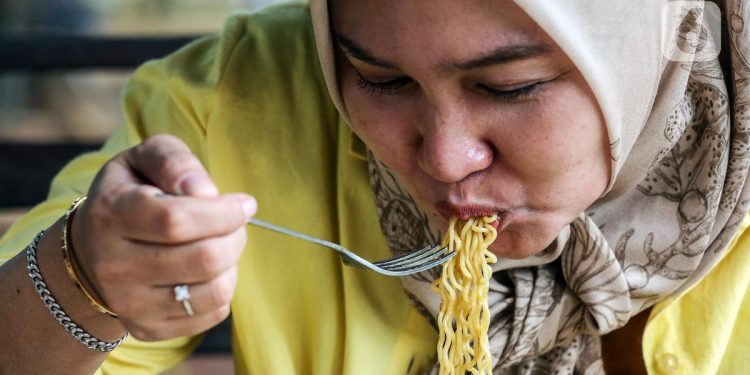 Kebiasaan Makan Mie dengan Nasi Nikmat tetapi Memiliki Risiko
