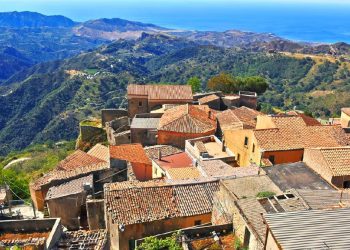 Turis Wajib Bugil dan Bayar Rp1,1 Juta Saat Masuk Desa di Prancis Ini