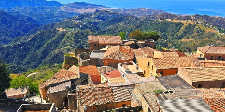 Turis Wajib Bugil dan Bayar Rp1,1 Juta Saat Masuk Desa di Prancis Ini