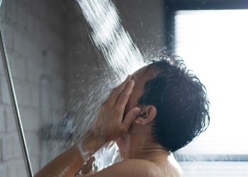 Mandi Setelah Begadang Apakah Aman? Ini Dampaknya untuk Kesehatan