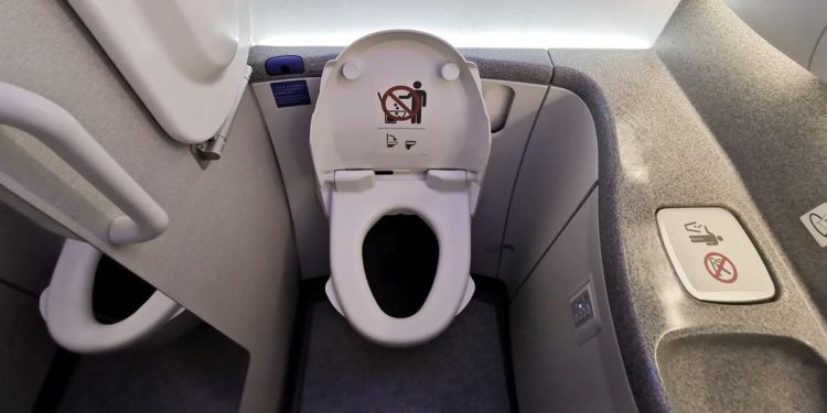 Penumpang Menghisap Ganja di Toilet Pesawat, Penerbangan Tertunda 4 Jam