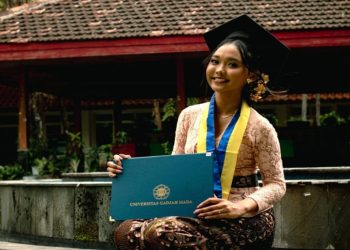 Kisah Mahasiswa UGM Demetria Dahayu Lulus S1 Tercepat