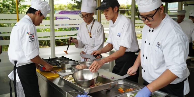 Mahasiswa Malaysia Menjelajahi Ragam Kuliner serta Budaya di Indonesia