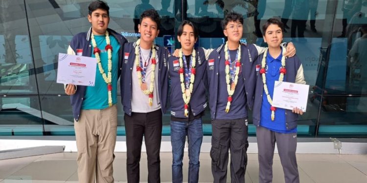 Siswa Indonesia Raih Tiga Medali Perunggu di Olimpiade Fisika Dunia 2025