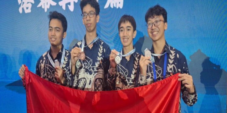 Siswa Indonesia Ukir Sejarah Raih 4 Medali di Olimpiade AI Internasional