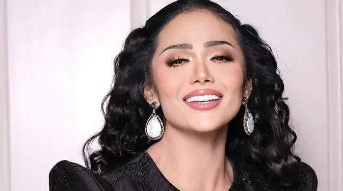 6 Potret Krisdayanti Bergaun Hitam Karya Desainer Terkenal