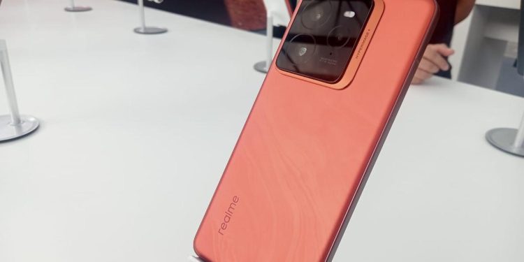 Desain GT 8 Pro Mirip Wajah Robot dengan Kamera Periskop 200MP