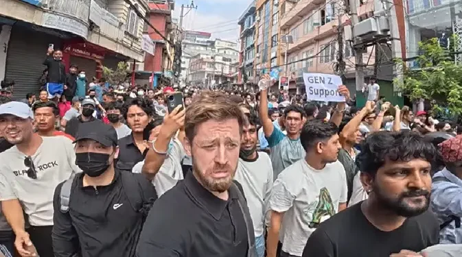 Kesaksian YouTuber Terjebak Dalam Demonstrasi Ricuh Warga Nepal Saat Pulang ke Inggris