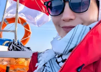 Gaya Wanda Hamidah dengan Keffiyeh sebagai Wakil Indonesia di Kapal Bantuan Gaza