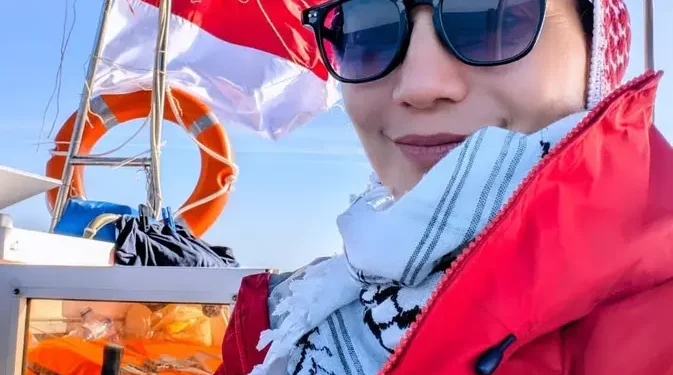 Gaya Wanda Hamidah dengan Keffiyeh sebagai Wakil Indonesia di Kapal Bantuan Gaza