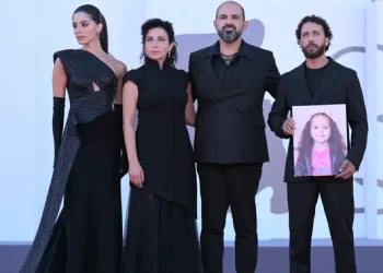 Makna Mendalam Gaun Saja Kilani di Film The Voice of Hind yang Catat Rekor Tepuk Tangan di Venesia 2025