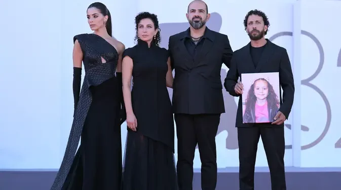 Makna Mendalam Gaun Saja Kilani di Film The Voice of Hind yang Catat Rekor Tepuk Tangan di Venesia 2025