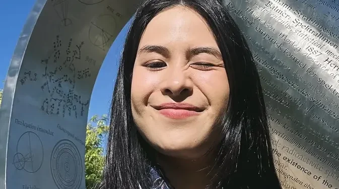 Gaya Kebaya Rp 800 Ribuan Maudy Ayunda di Forum Ekonomi Dunia