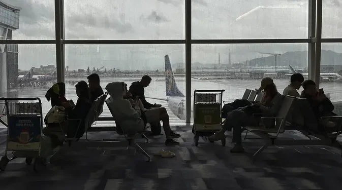 Bandara Internasional Hong Kong Beroperasi Kembali Setelah Tutup Akibat Topan Super Ragasa