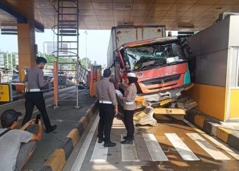Truk Tronton dan Kontainer Tabrak Gerbang Tol Ciawi Arah Jakarta