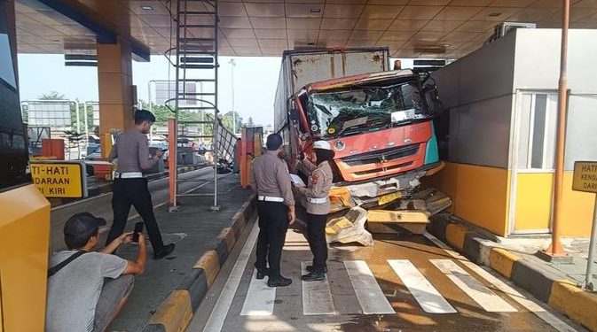 Truk Tronton dan Kontainer Tabrak Gerbang Tol Ciawi Arah Jakarta