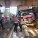 Truk Tronton dan Kontainer Tabrak Gerbang Tol Ciawi Arah Jakarta