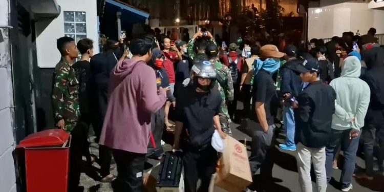 Penjarah Dikejar Polisi Berdasarkan Video Viral