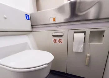 Toilet Pesawat Ternyata Bisa Menyelamatkan Dunia dari Ancaman Superbug