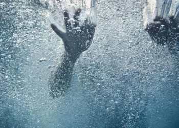 Turis China Dapat Pujian Karena Menyelamatkan Wanita yang Tenggelam