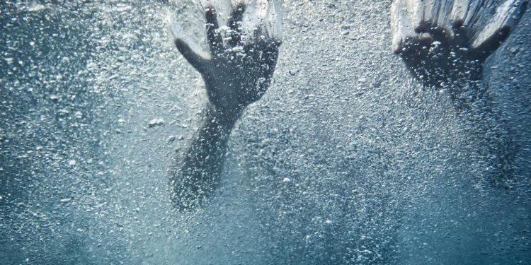 Turis China Dapat Pujian Karena Menyelamatkan Wanita yang Tenggelam