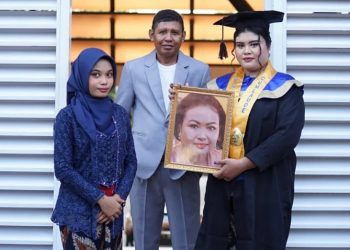 Kisah Inspiratif Anak Driver Ojol Lulus Cumlaude dari Undip dengan IPK 3,95