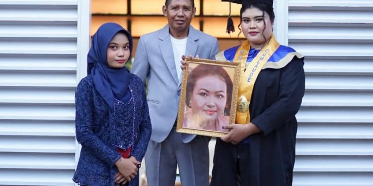Kisah Inspiratif Anak Driver Ojol Lulus Cumlaude dari Undip dengan IPK 3,95