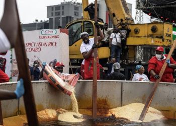 Pecah Rekor Memasak Nasi Jollof Terbesar di Dunia secara Bersama-sama