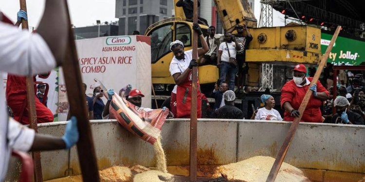 Pecah Rekor Memasak Nasi Jollof Terbesar di Dunia secara Bersama-sama