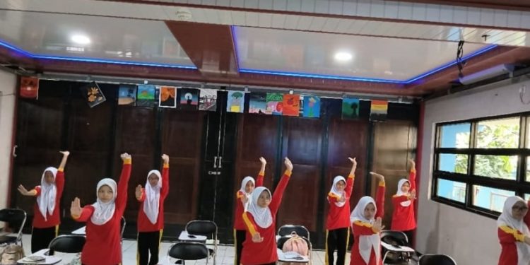 Inisiasi Gim Literasi Gerak untuk Pembelajaran Tari di SMP oleh Peneliti UNJ