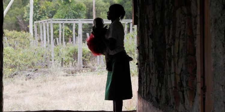 Ibu Muda Merasa Tertekan untuk Menjadi Sempurna