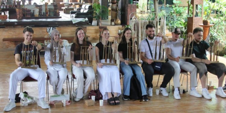 Kenalkan Warisan Budaya Indonesia kepada Mahasiswa Jerman di SGU