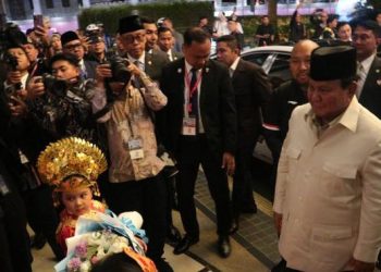 Prabowo Disambut Hangat Anak-Anak WNI di Malaysia Didampingi Didit