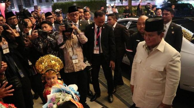 Prabowo Disambut Hangat Anak-Anak WNI di Malaysia Didampingi Didit